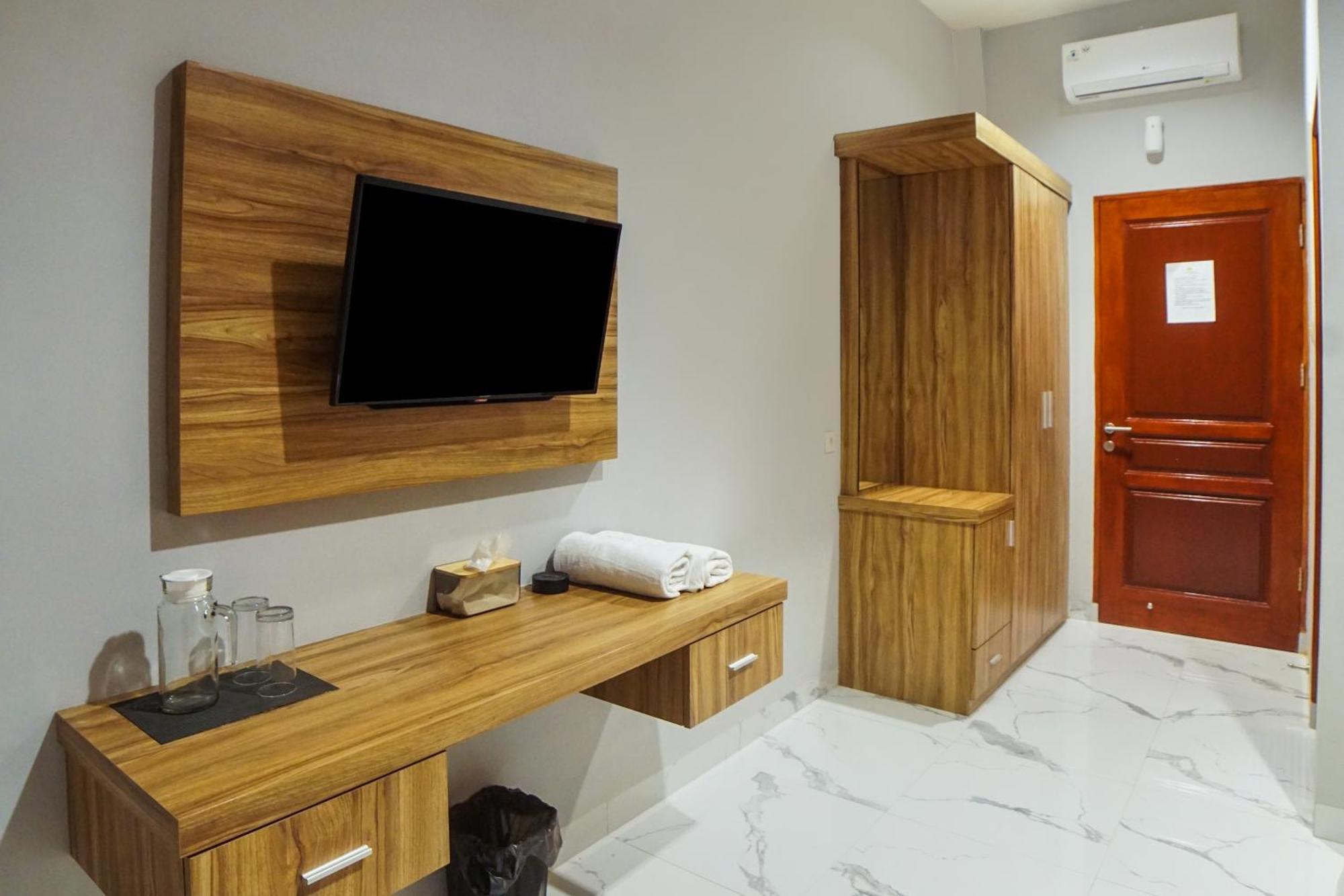 Super Oyo Capital O 92066 Papakoel Hotel & Cafe Медан Екстериор снимка