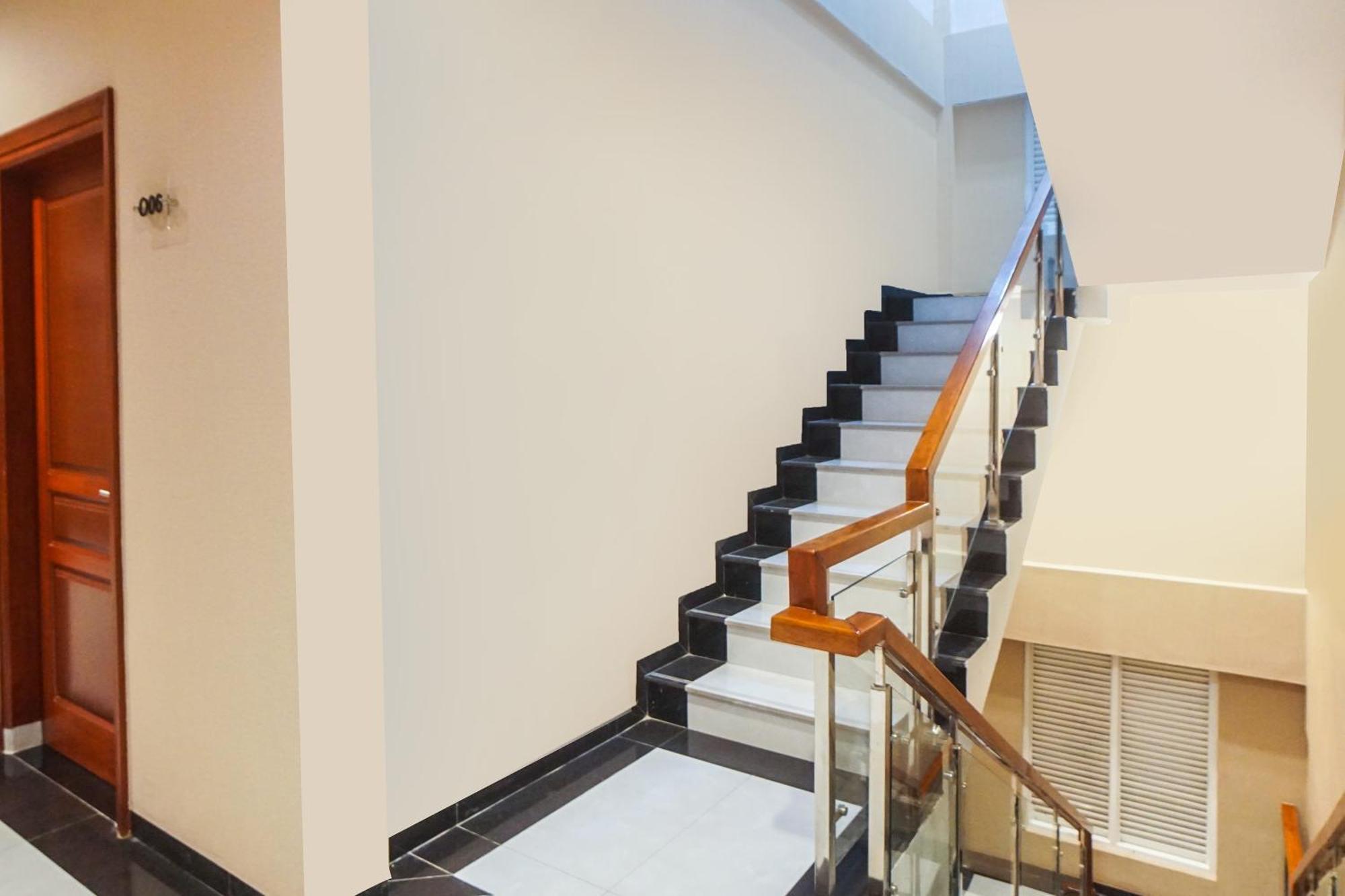 Super Oyo Capital O 92066 Papakoel Hotel & Cafe Медан Екстериор снимка