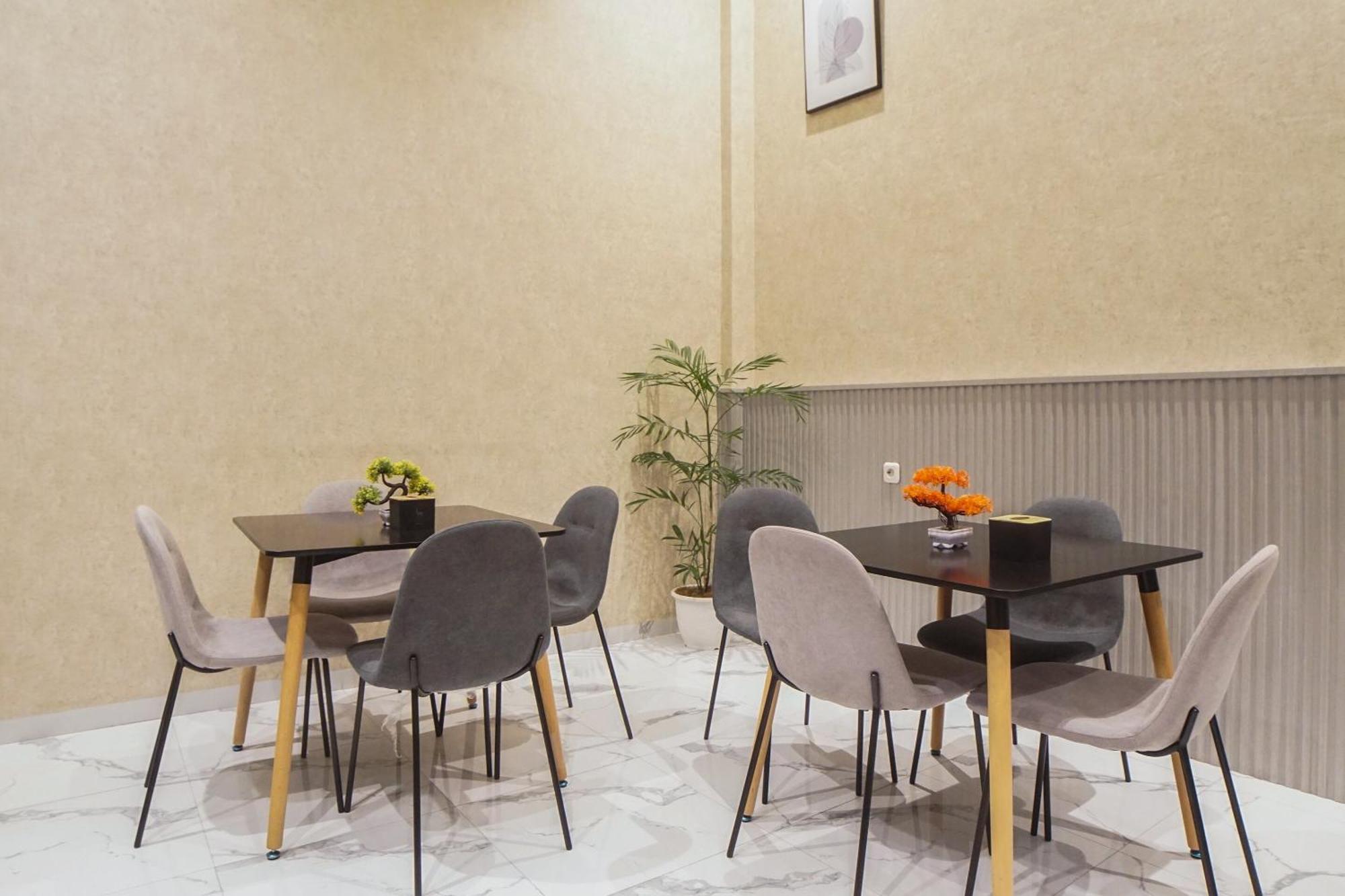 Super Oyo Capital O 92066 Papakoel Hotel & Cafe Медан Екстериор снимка