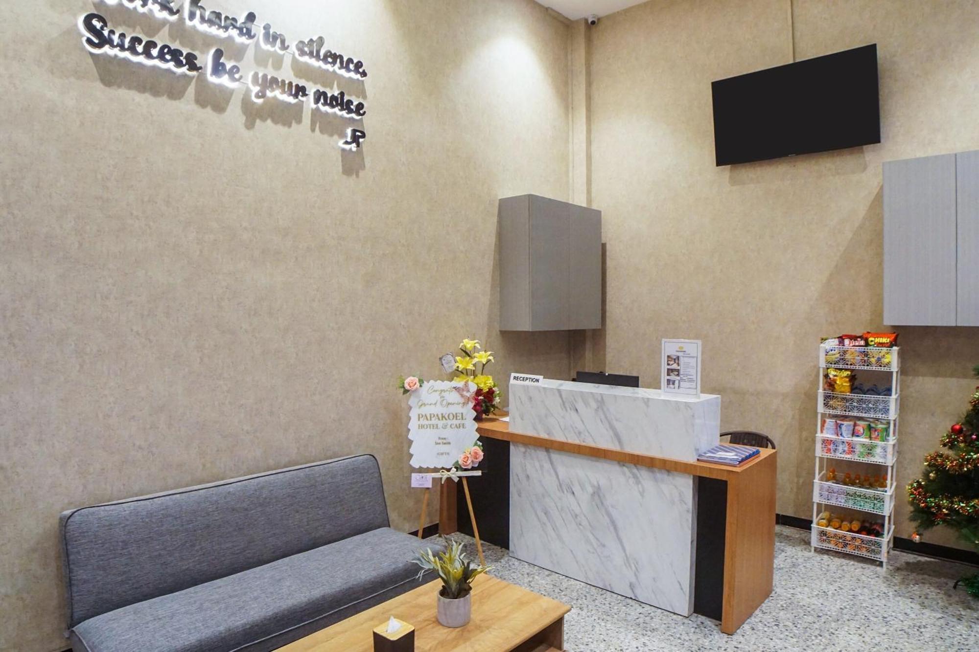 Super Oyo Capital O 92066 Papakoel Hotel & Cafe Медан Екстериор снимка